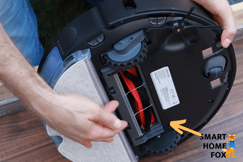 Die Bürstenhalterung an der Unterseite des Roborock S6 MaxV in der Nahaufnahme